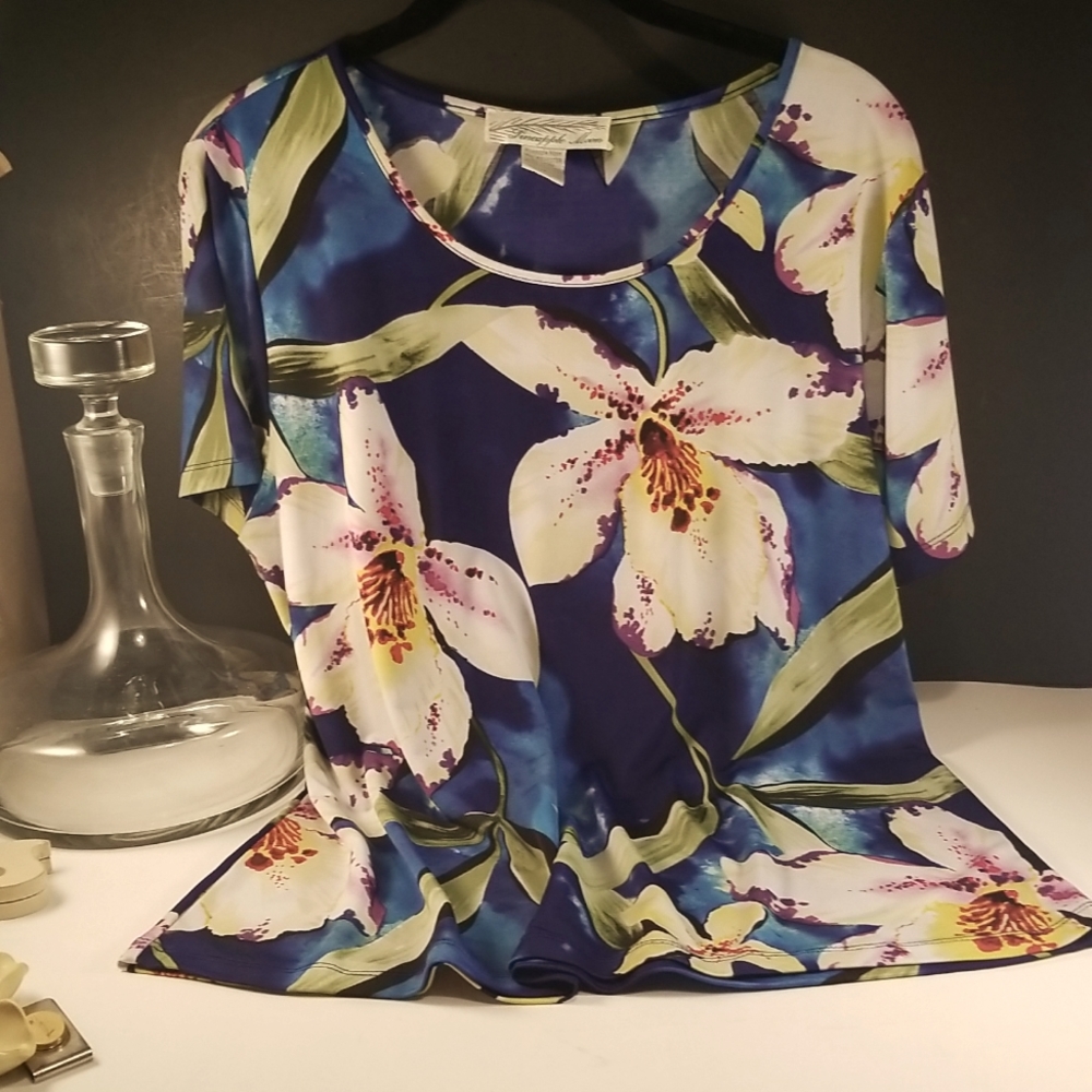 Pineapple Moon Flowered Shirt Size M perfect spring shirt
